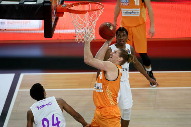 她与几位队 她与几位队